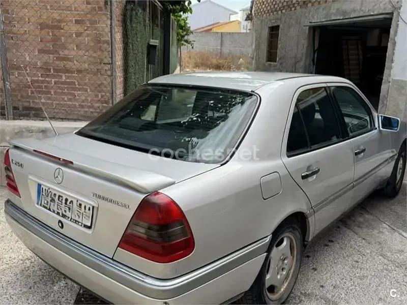 Usado Mercedes C250 Elegance 150 CV (110 kW) 1997 Gris / plata Berlina
