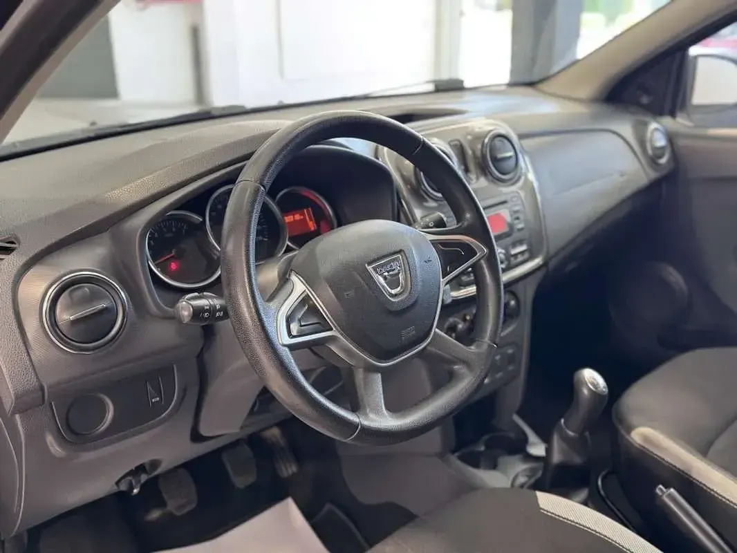Usado Dacia Sandero Essentiel 95 CV (69 kW) 2018 Negro Utilitario