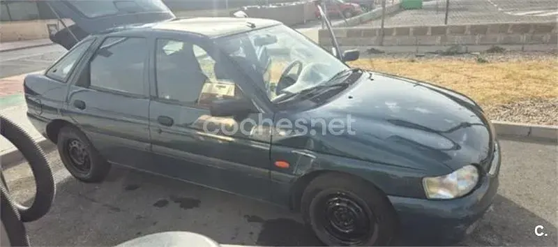Usado Ford Escort 75 CV (55 kW) 1998 Verde Berlina