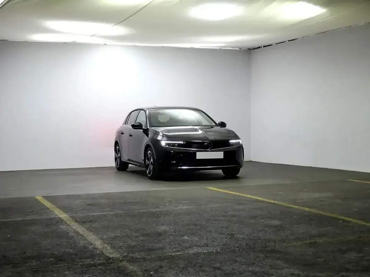 Usado Opel Astra Elegance 181 CV (133 kW) 2023 Negro Utilitario