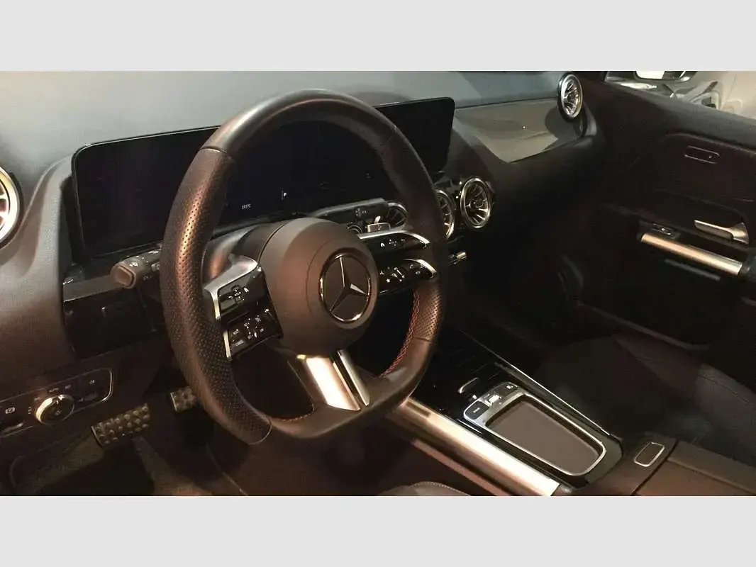 Usado Mercedes GLA200 163 CV (119 kW) 2024 Rojo SUV