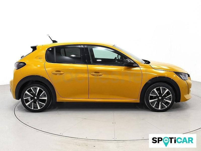 Usado Peugeot 208 GT 100 CV (73 kW) 2022 Amarillo Utilitario
