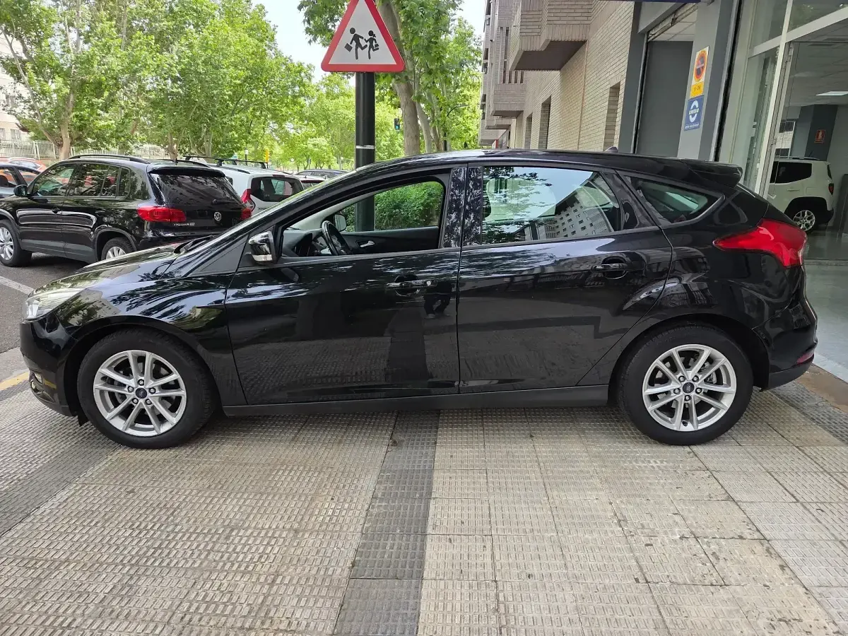 Usado Ford Focus Trend+ 125 CV (91 kW) 2018 Negro