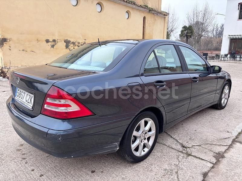 Usado Mercedes C220 Elegance 150 CV (110 kW) 2004 Azul Berlina