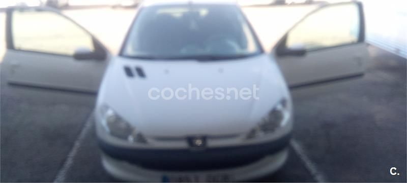 Usado Peugeot 206 110 CV (80 kW) 2004 Blanco Berlina