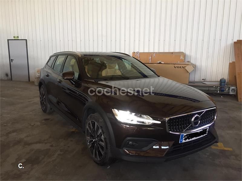 Marrón Usado 2019 Volvo V60 CC Pro Familiar | 32.000 € (Precio justo) - Imagen 1/4