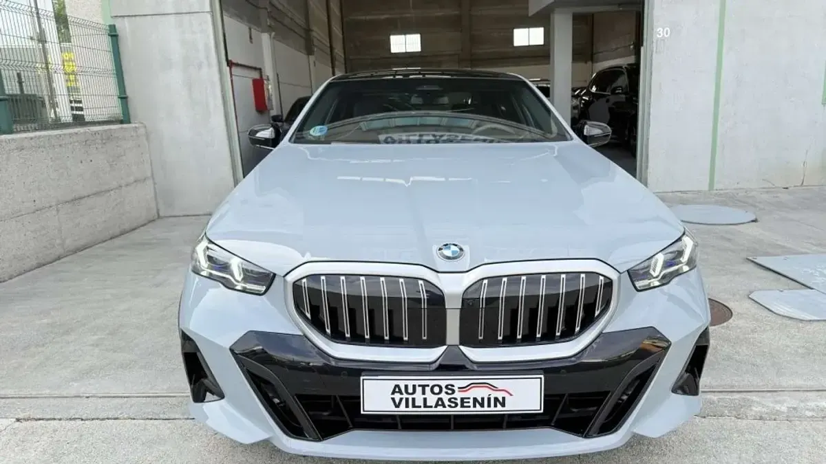 Usado BMW 520 M Sport 197 CV (144 kW) 2025 Gris Berlina