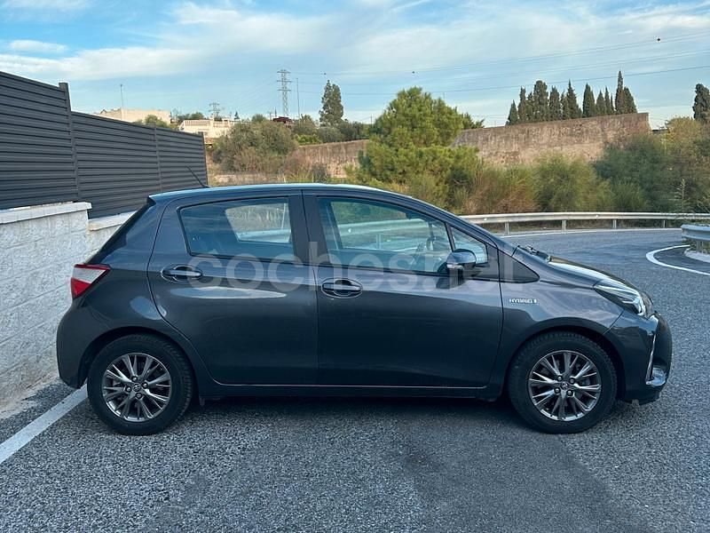 Usado Toyota Yaris Hybrid Advance 100 CV (73 kW) 2018 Gris / plata Berlina