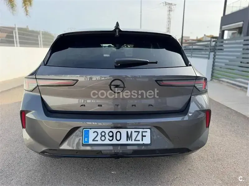 Usado Opel Astra GS Line 130 CV (95 kW) 2023 Gris / plata Utilitario