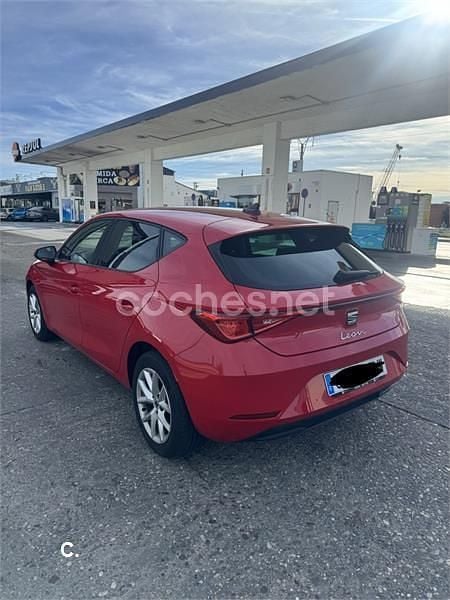 Usado Seat Leon Style 130 CV (95 kW) 2021 Rojo Berlina