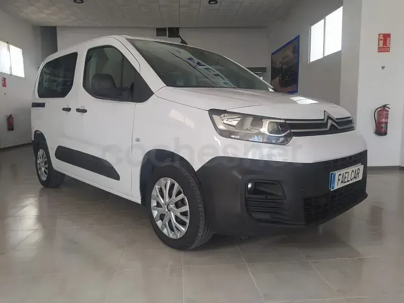 Usado Citroën Berlingo Live 102 CV (75 kW) 2023 Blanco Monovolumen