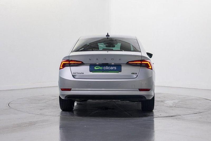 Usado Skoda Octavia Selection 150 CV (110 kW) 2024 Gris Berlina