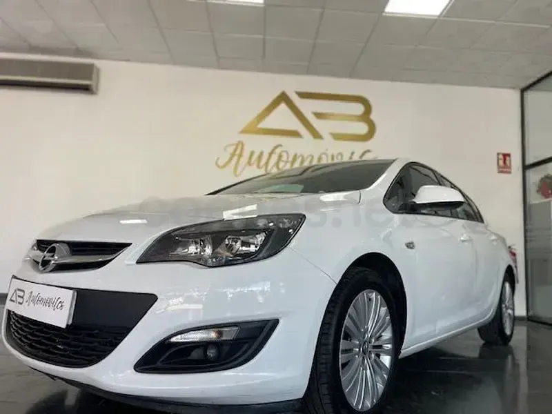 Usado Opel Astra Selective 140 CV (102 kW) 2015 Blanco Berlina
