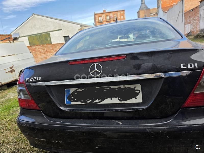 Käytetty Mercedes E220 Avantgarde 150 HP (110 kW) 2007 Musta Sedan