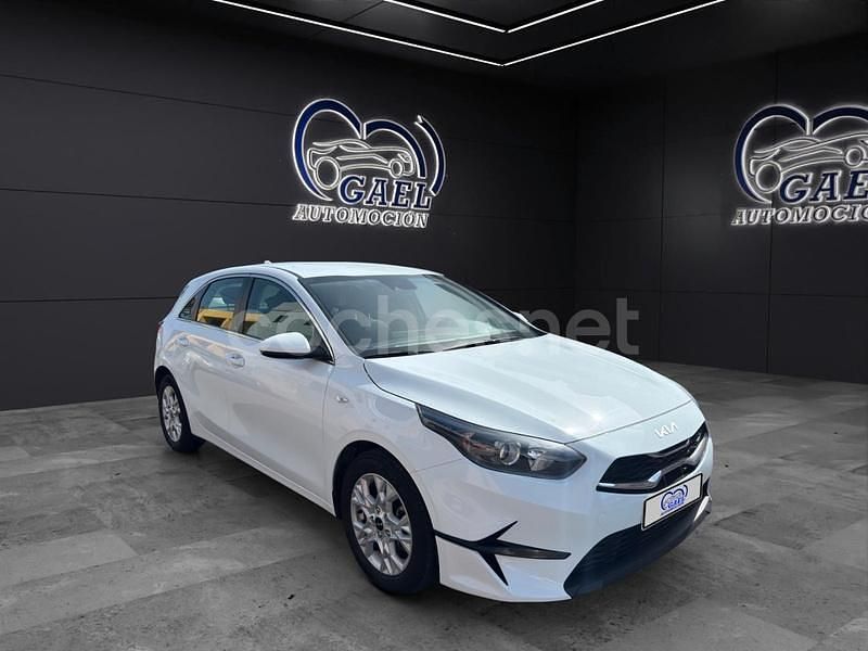 Blanco Usado 2023 Kia Ceed Utilitario | 17.990 € (Precio justo) - Imagen 1/4