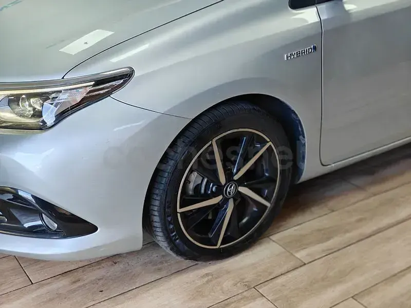 Usado Toyota Auris Hybrid 136 CV (100 kW) 2017 Gris / plata Familiar