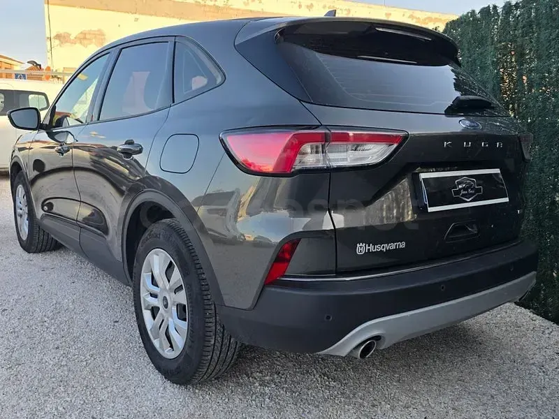 Usado Ford Kuga ST-Line 150 CV (110 kW) 2022 Gris / plata SUV