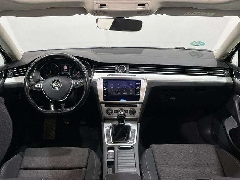 Usado VW Passat Advance 120 CV (88 kW) 2018 Azul Familiar