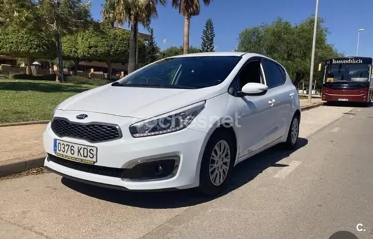 Używany Kia Ceed Plus 100 KM (73 kW) 2017 Biały Hatchback