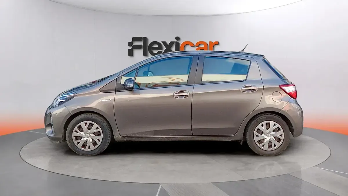 Usado Toyota Yaris Hybrid Business Edition 116 CV (85 kW) 2020 Gris Berlina