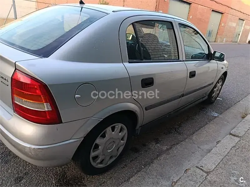 Usado Opel Astra Comfort 100 CV (73 kW) 1999 Gris / plata Berlina