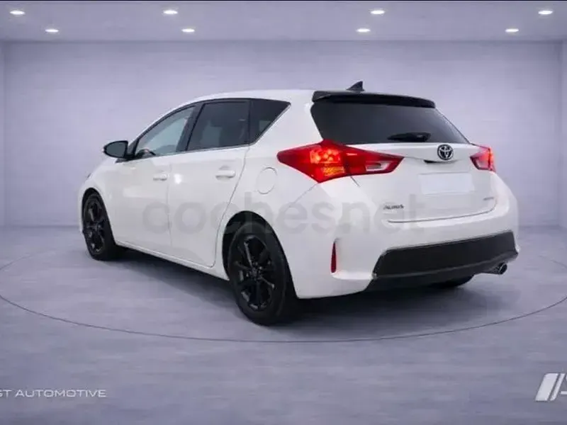 Usado Toyota Auris Active 132 CV (97 kW) 2015 Blanco Berlina