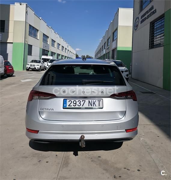 Usado Skoda Octavia Ambition 150 CV (110 kW) 2020 Gris / plata Familiar