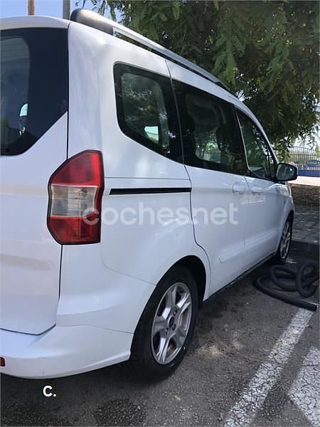 Usado Ford Tourneo Courier Ambiente 75 CV (55 kW) 2015 Blanco Monovolumen
