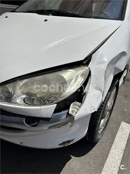 Usado Peugeot 206 70 CV (51 kW) 2002 Blanco Berlina
