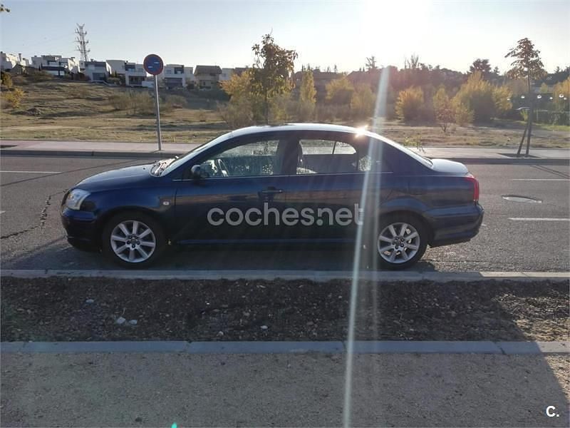 Usado Toyota Avensis Sol 129 CV (94 kW) 2005 Azul Berlina