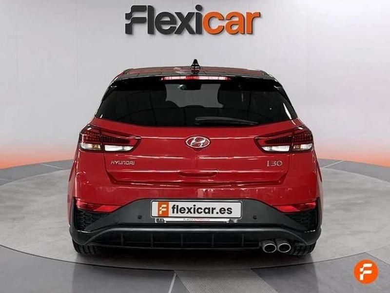 Usado Hyundai i30 N Line 120 CV (88 kW) 2023 Rojo Berlina