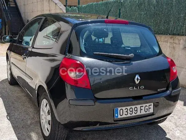 Usado Renault Clio II Dynamique 70 CV (51 kW) 2006 Negro Berlina