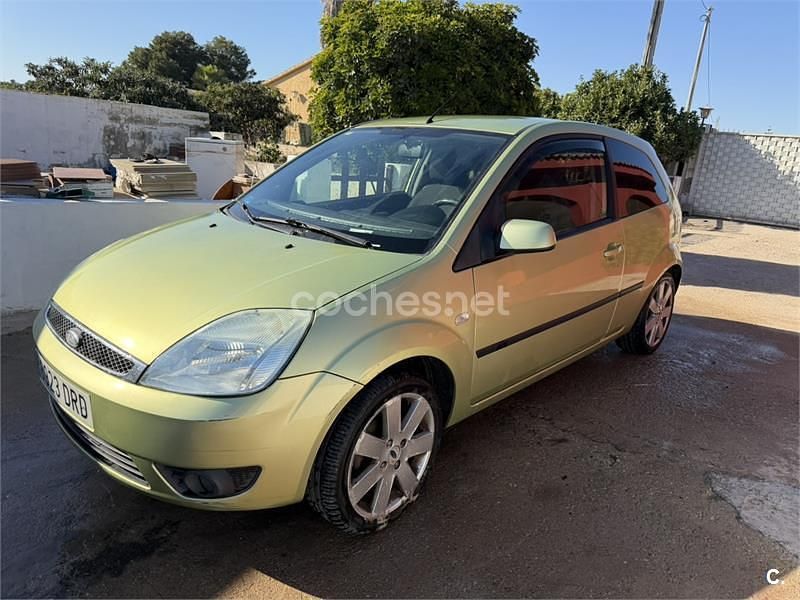 Usado Ford Fiesta Trend 68 CV (50 kW) 2005 Verde Utilitario