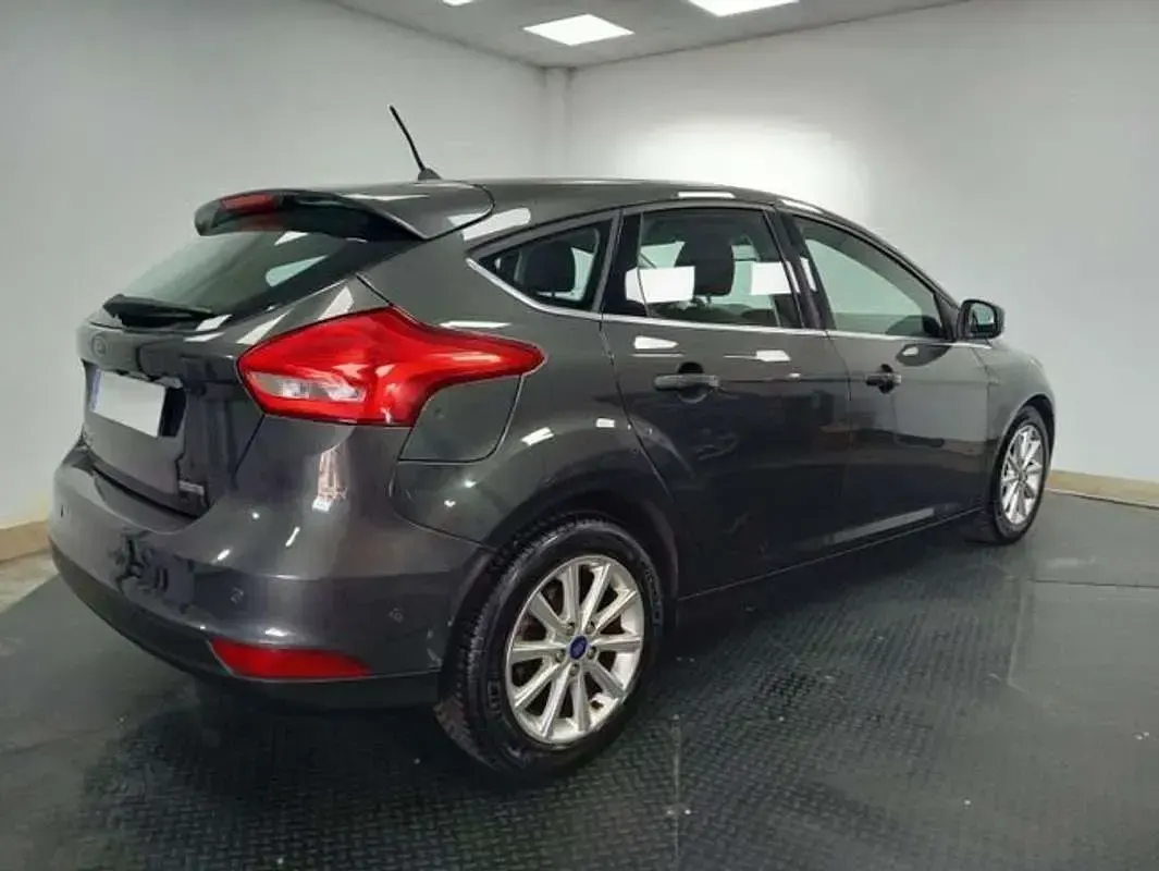Usado Ford Focus Titanium 126 CV (92 kW) 2018 Gris Berlina