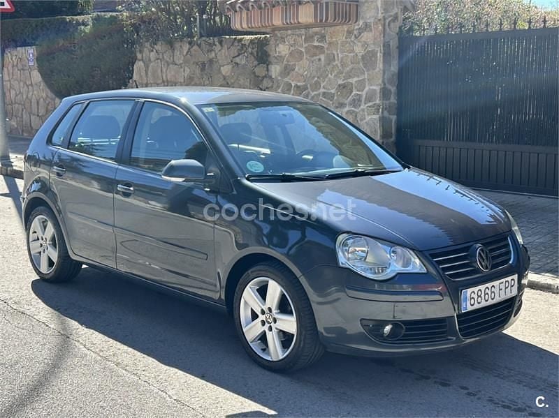 Usado VW Polo Sportline 105 CV (77 kW) 2007 Gris / plata Utilitario