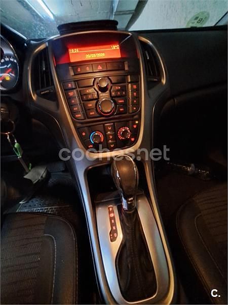 Usado Opel Astra Sportive 165 CV (121 kW) 2015 Negro Familiar