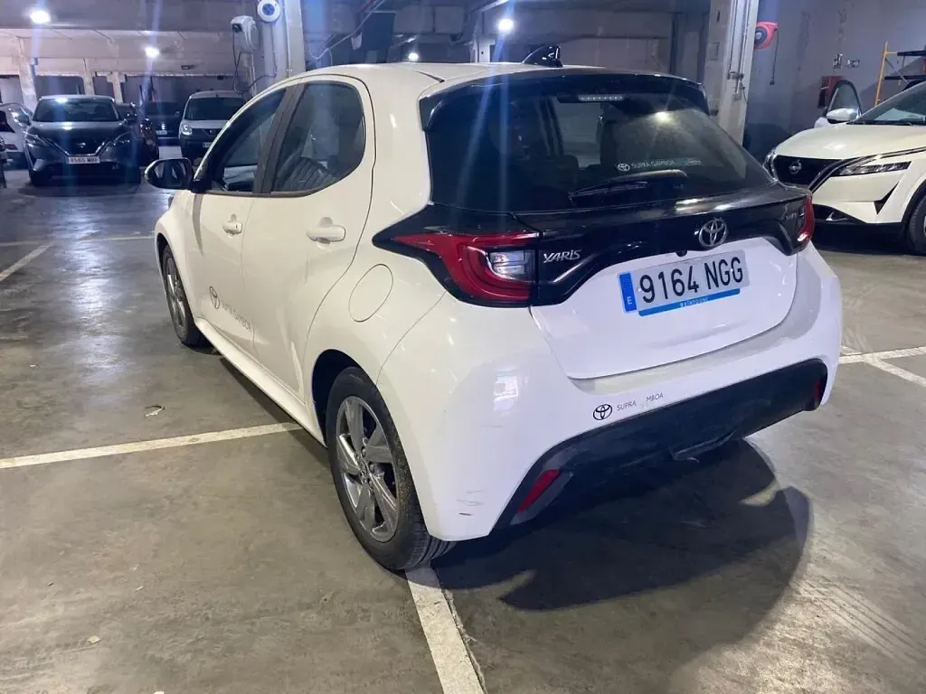 Usado Toyota Yaris Hybrid Active 115 CV (84 kW) 2025 Blanco Berlina