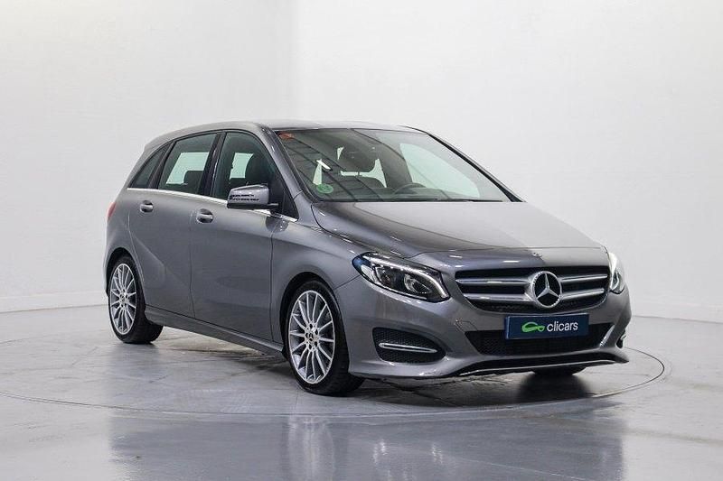 Usado Mercedes B200 150 CV (110 kW) 2019 Gris / plata Monovolumen