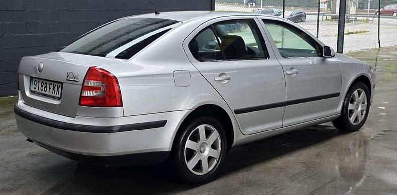 Usado Skoda Octavia Active 105 CV (77 kW) 2007 Gris Utilitario