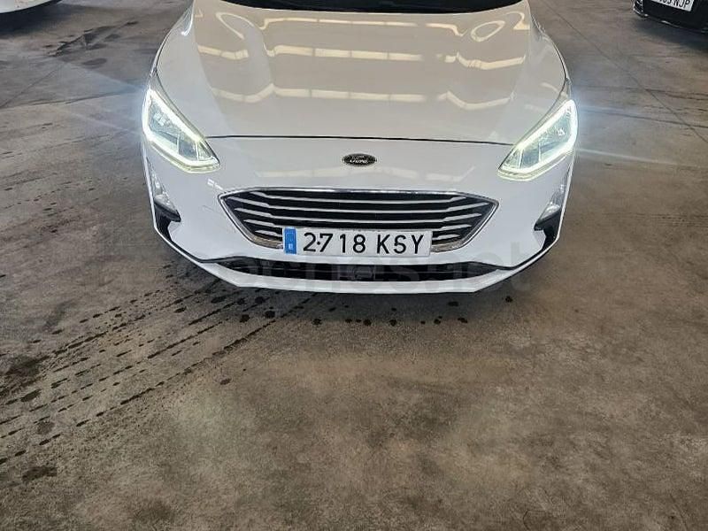 Begagnad Ford Focus Titanium 120 HK (88 kW) 2019 Vit Kombi