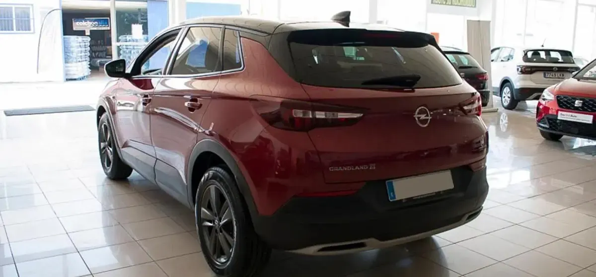 Usado Opel Grandland X Design & Tech 131 CV (96 kW) 2021 Rojo burdeos SUV