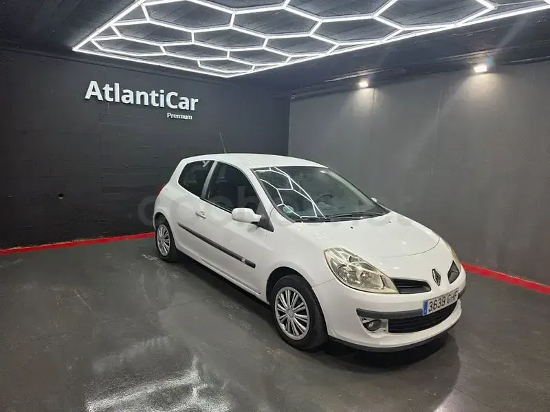 Usado Renault Clio II 70 CV (51 kW) 2008 Blanco Berlina