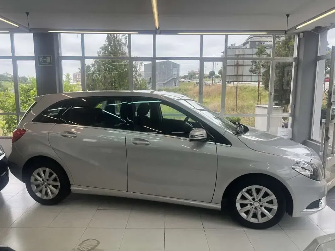 Usado Mercedes B180 109 CV (80 kW) 2013 Gris / plata Utilitario