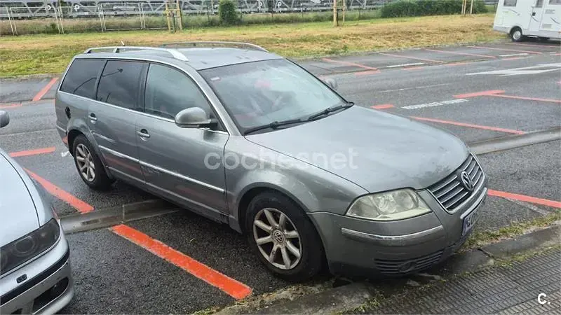 Usado VW Passat Advance 130 CV (95 kW) 2004 Gris / plata Familiar