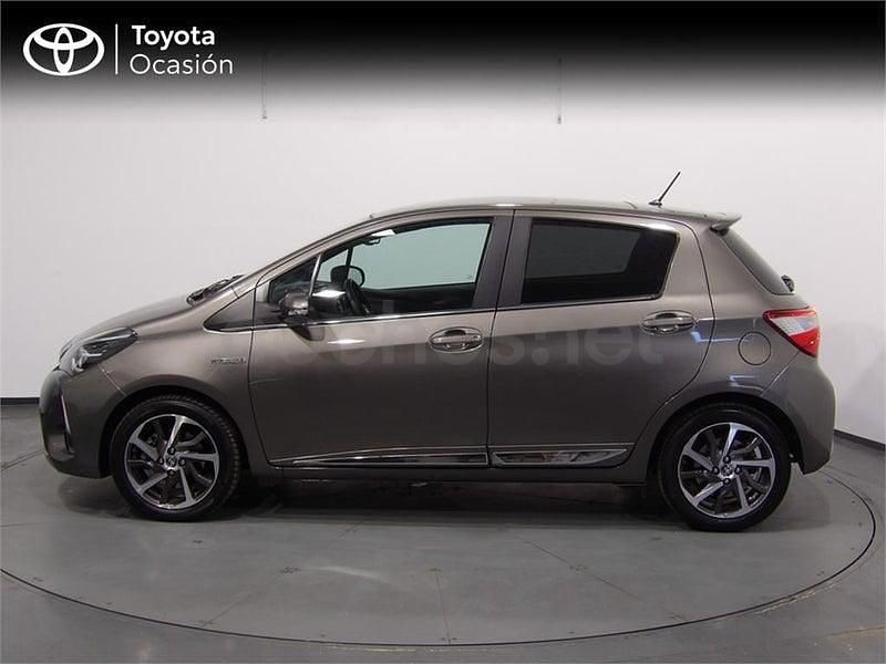 Usado Toyota Yaris Hybrid Advance 100 CV (73 kW) 2018 Gris / plata Berlina