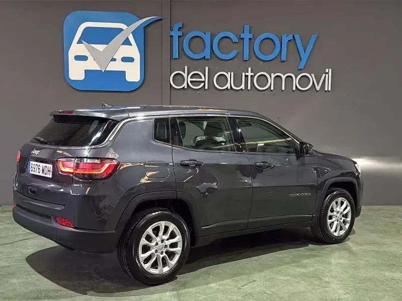 Usado Jeep Compass Night Eagle 130 CV (95 kW) 2023 Gris / plata SUV
