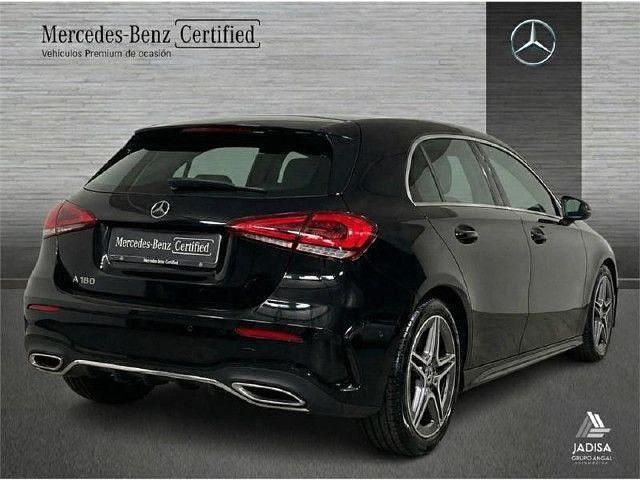 Usado Mercedes A180 AMG line 136 CV (100 kW) 2025 Negro cosmos Berlina