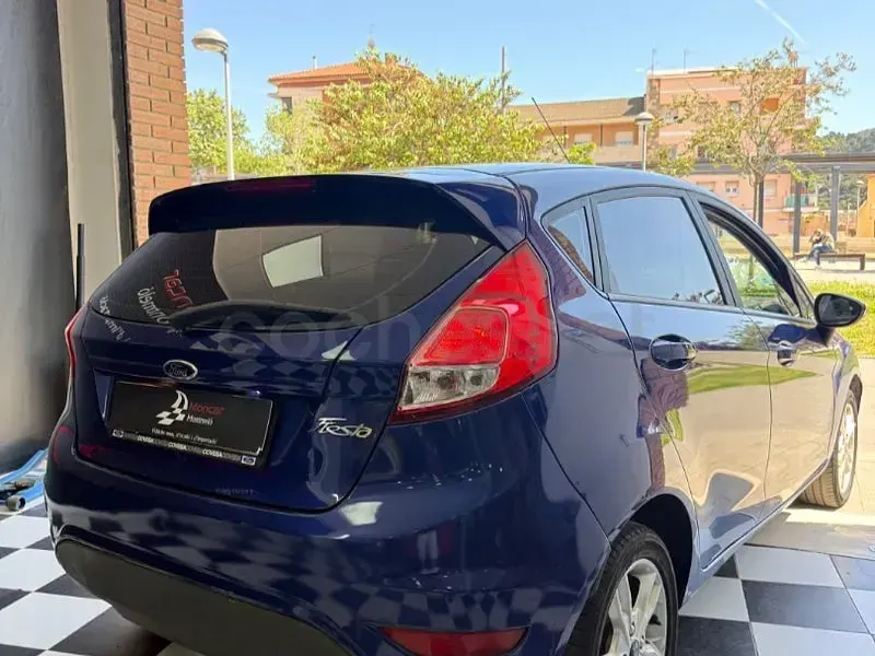 Usado Ford Fiesta Trend 82 CV (60 kW) 2016 Azul Utilitario