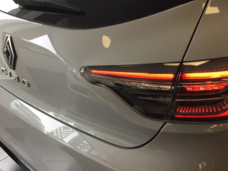 Nuevo Renault Clio V Techno 101 CV (74 kW) 2025 Gris Berlina