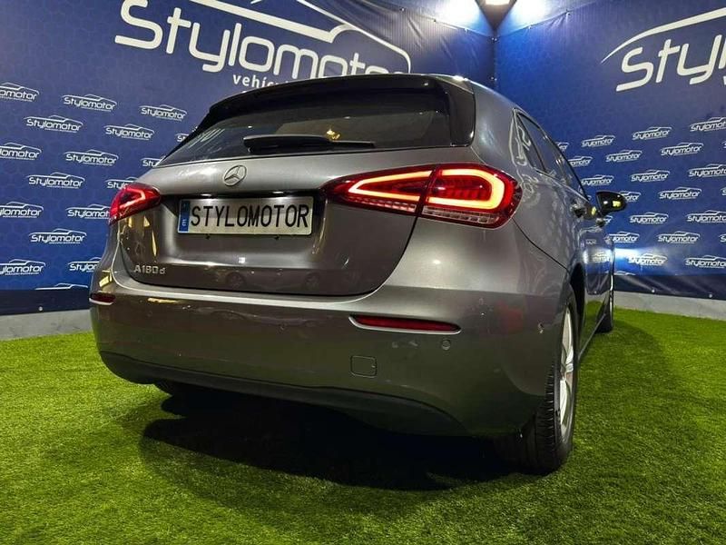 Usado Mercedes A180 116 CV (85 kW) 2020 Gris Utilitario